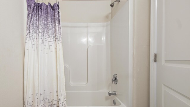 bathroom featuring shower / tub combo