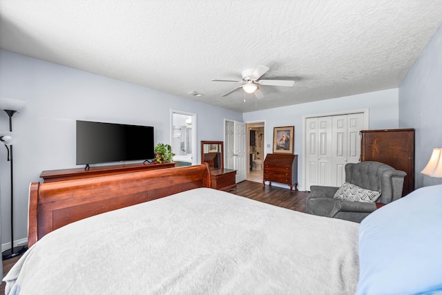 bedroom featuring ceiling fan, a textured ceiling, and dark hardwood / wood-style flooring