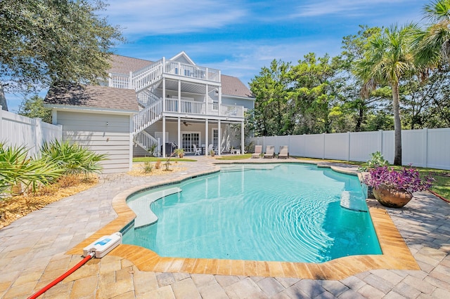 view of swimming pool with a patio and ceiling fan