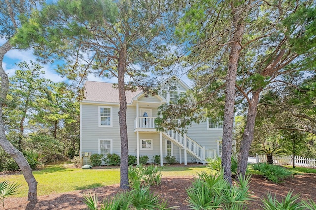 view of front of home featuring a front yard