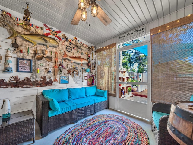 sunroom with ceiling fan