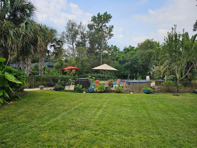 view of yard featuring a pool