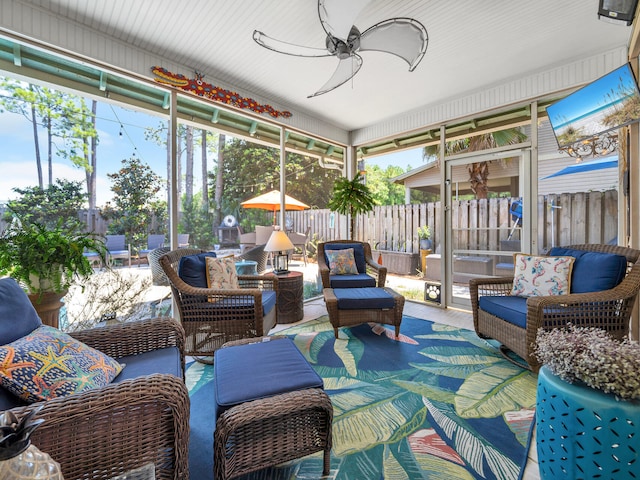 sunroom with ceiling fan