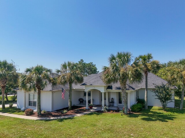 view of front facade featuring a front yard