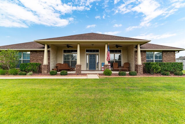 view of front of property featuring ceiling fan, a front yard, and covered porch