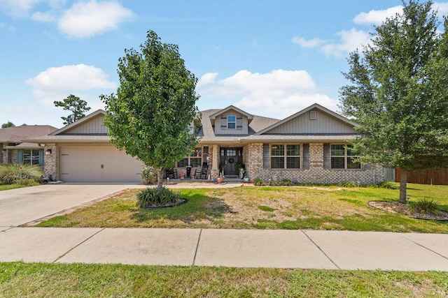 craftsman house featuring a front lawn and a garage