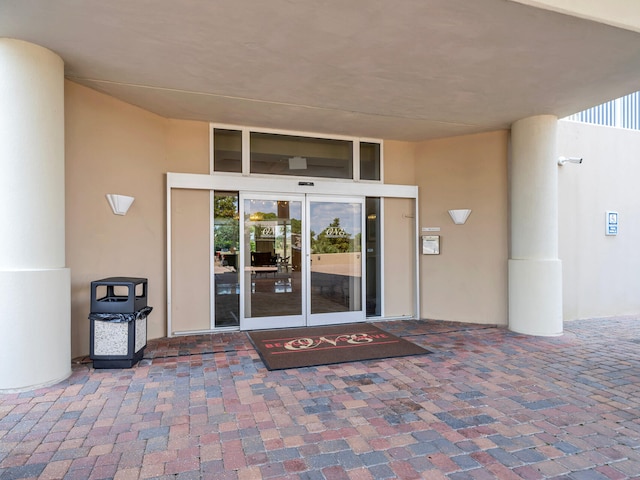 view of exterior entry featuring stucco siding