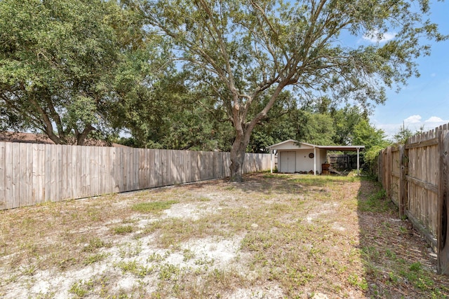 view of yard with an outdoor structure