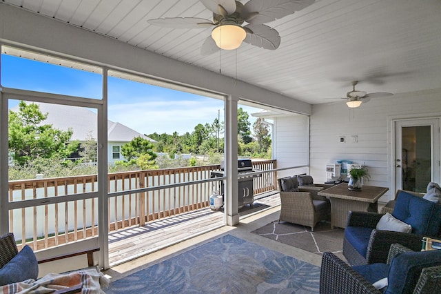 sunroom with ceiling fan