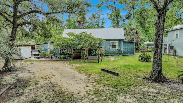 view of front facade with a front lawn