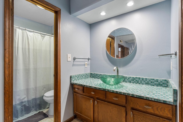 full bath with toilet, recessed lighting, and vanity