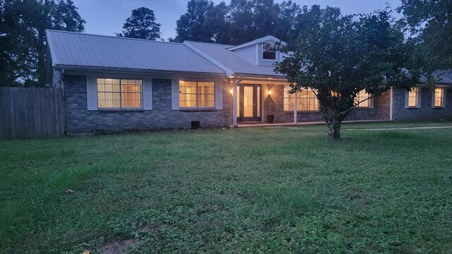 view of front facade featuring a yard