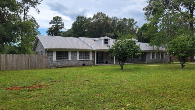 view of front of property featuring a front lawn