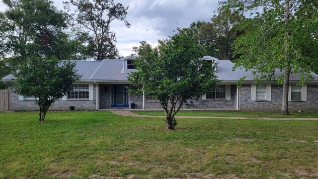 view of front of property with a front yard