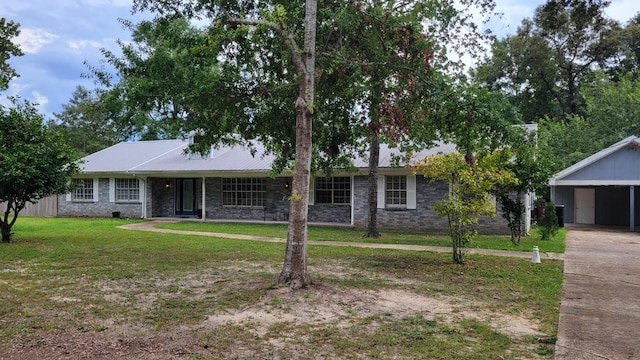 ranch-style house featuring a front lawn and a carport