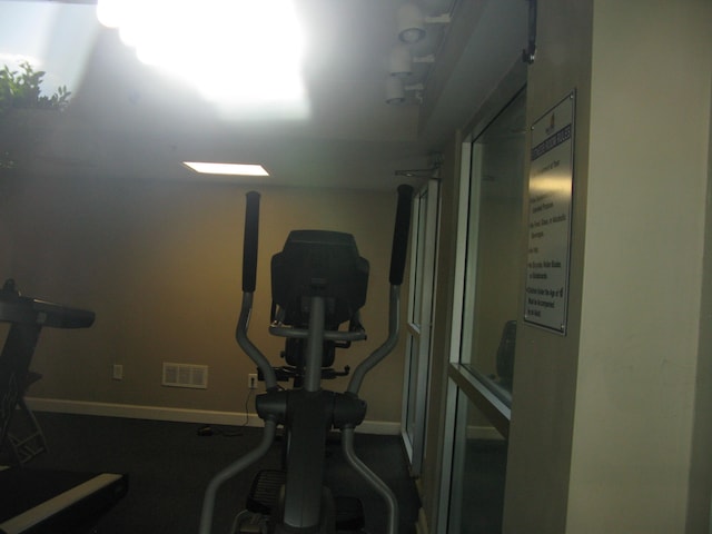 workout room with visible vents and baseboards