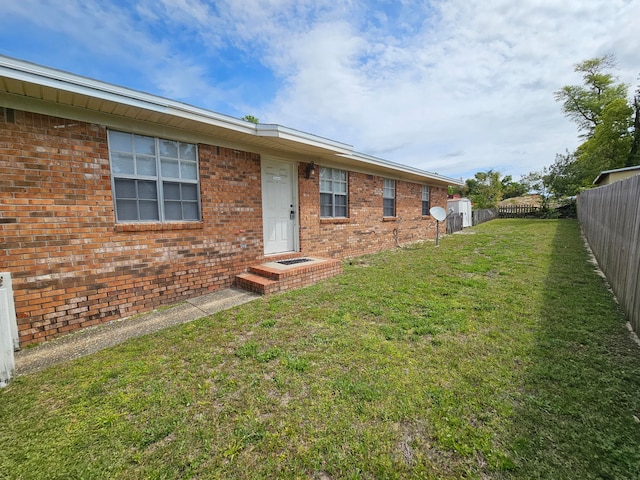 view of front of property featuring a front lawn