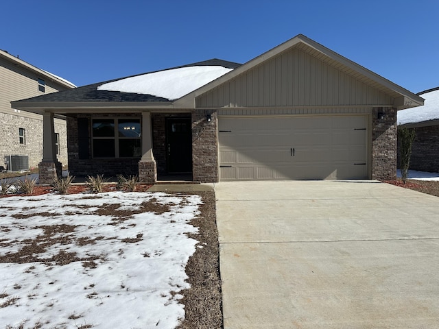 view of front facade featuring cooling unit and a garage