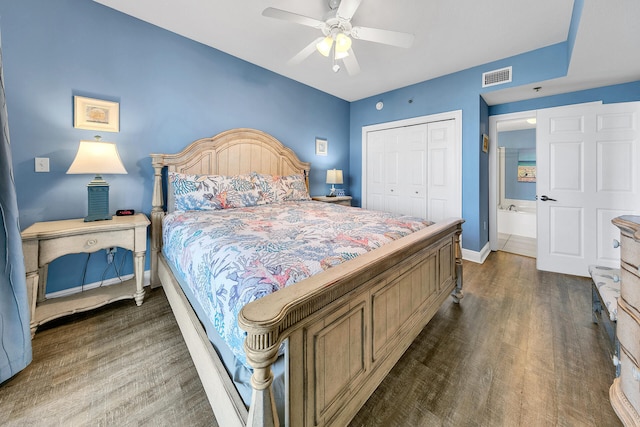 bedroom featuring baseboards, visible vents, dark wood-style floors, ceiling fan, and a closet