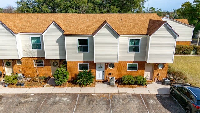 townhome / multi-family property featuring cooling unit