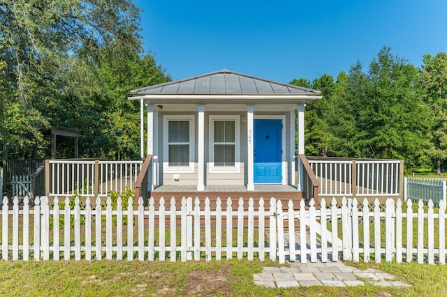 view of front of property featuring a front lawn