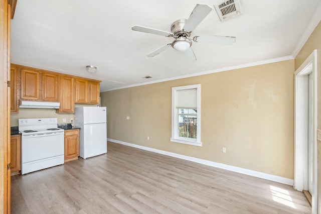 kitchen featuring light hardwood / wood-style floors, crown molding, ceiling fan, and white appliances