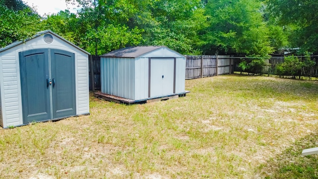 view of yard with a shed