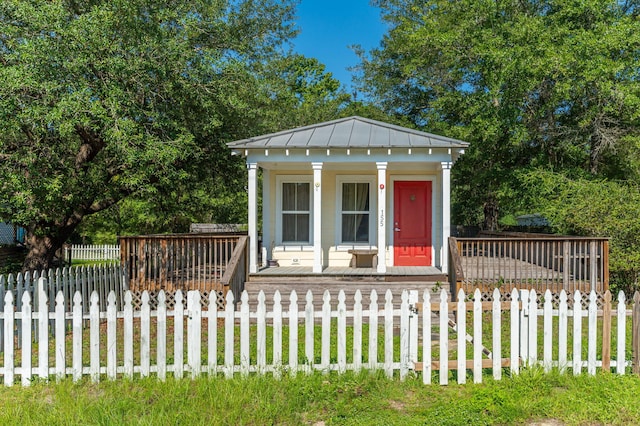 view of front of home featuring a deck and a front yard