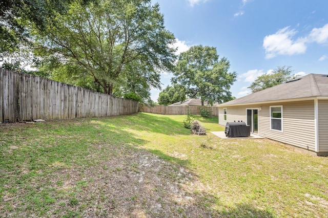 view of yard featuring a patio area