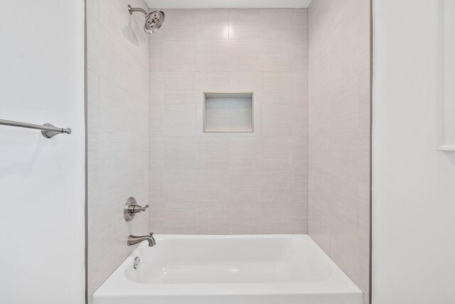 bathroom with tiled shower / bath