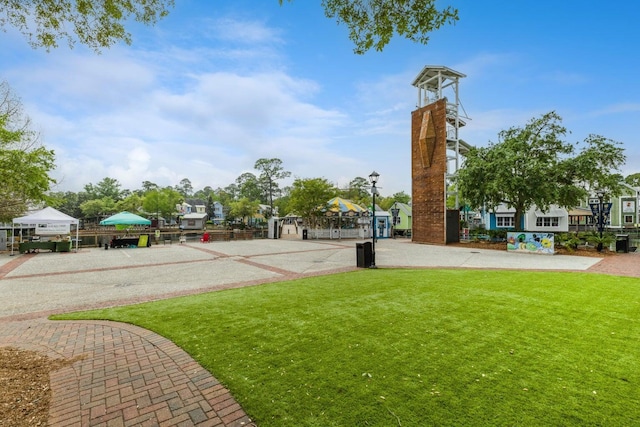 view of property's community featuring a yard