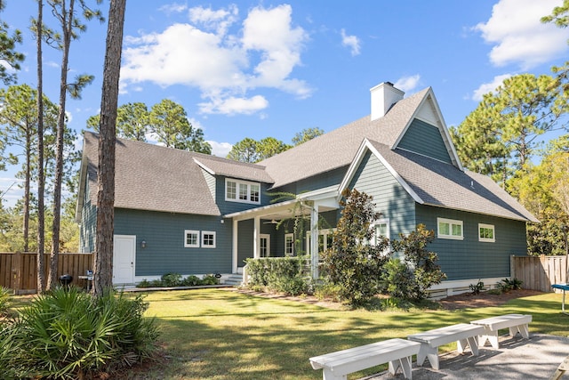 view of front of property featuring a front lawn