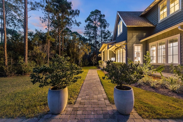 view of yard at dusk