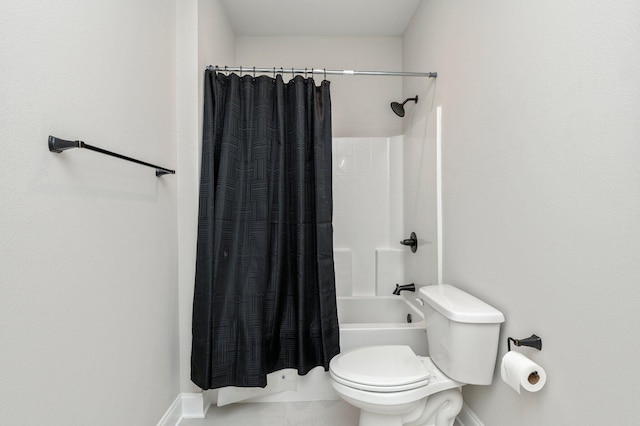 bathroom featuring toilet and shower / tub combo