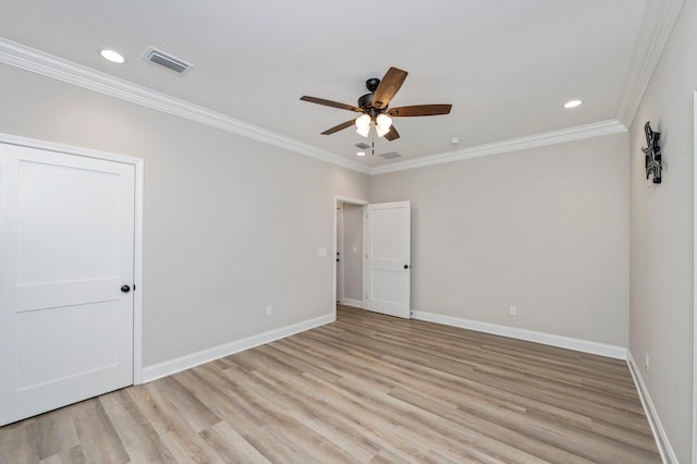 unfurnished room with light hardwood / wood-style floors, ornamental molding, and ceiling fan