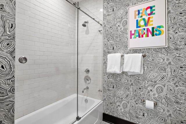 bathroom with tiled shower / bath combo