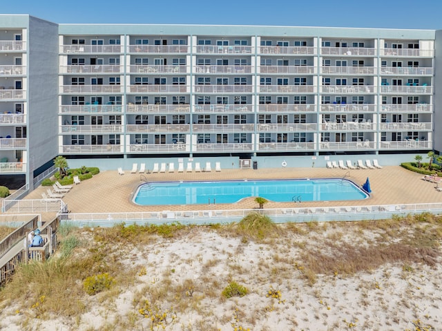 view of swimming pool