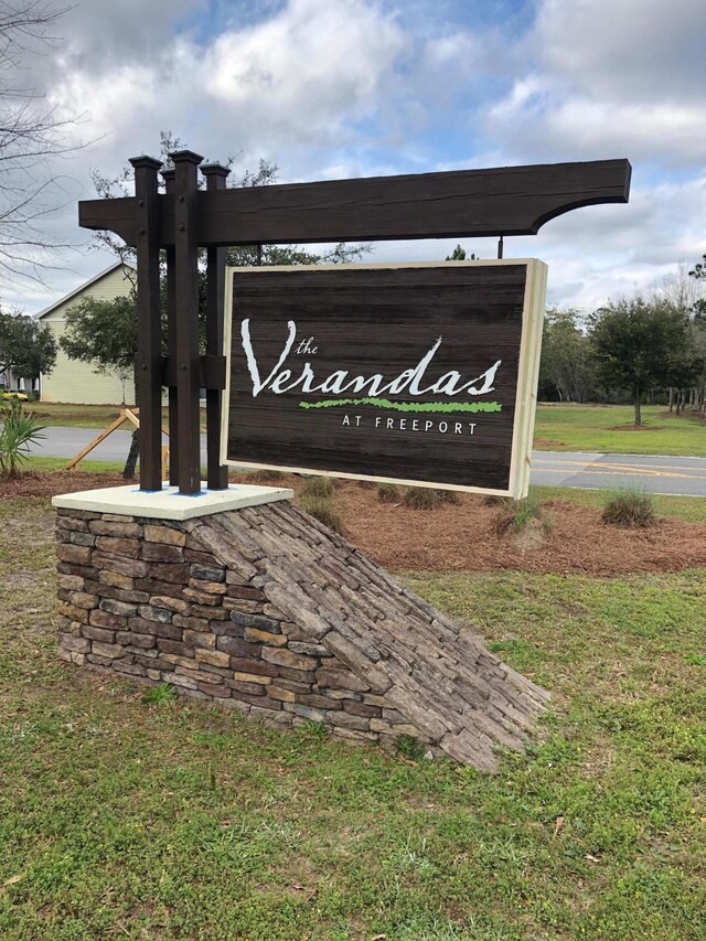 community sign with a yard