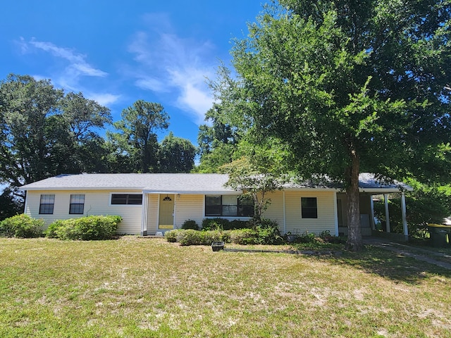 ranch-style house featuring a front yard