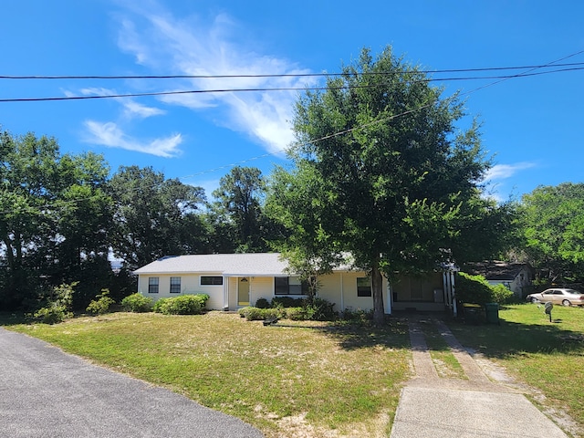 single story home featuring a front lawn