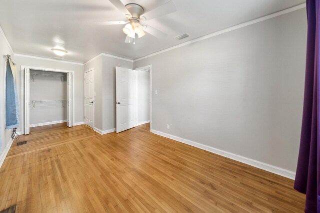 unfurnished bedroom featuring ceiling fan, crown molding, and light hardwood / wood-style floors