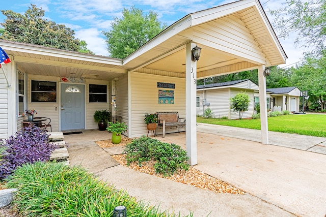 view of front of property featuring a front yard and covered porch