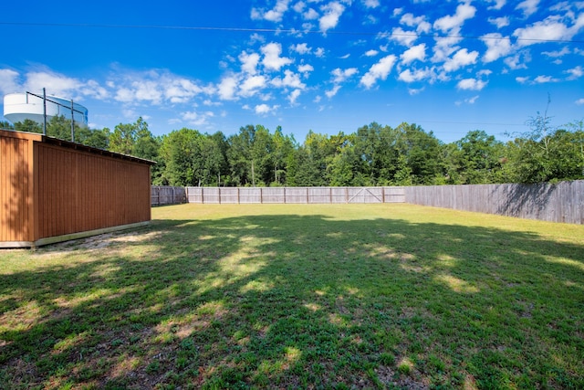 view of yard with an outdoor structure