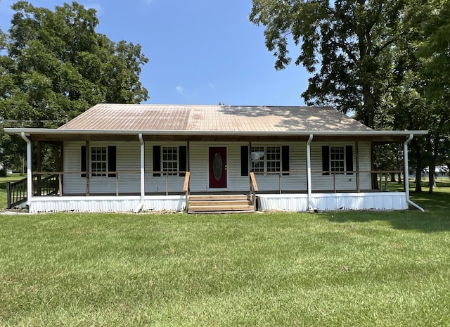 view of front of home featuring a front lawn and a porch