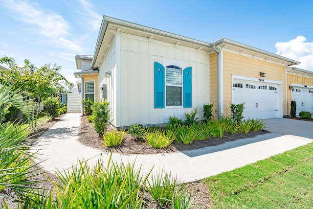 view of front facade with a garage