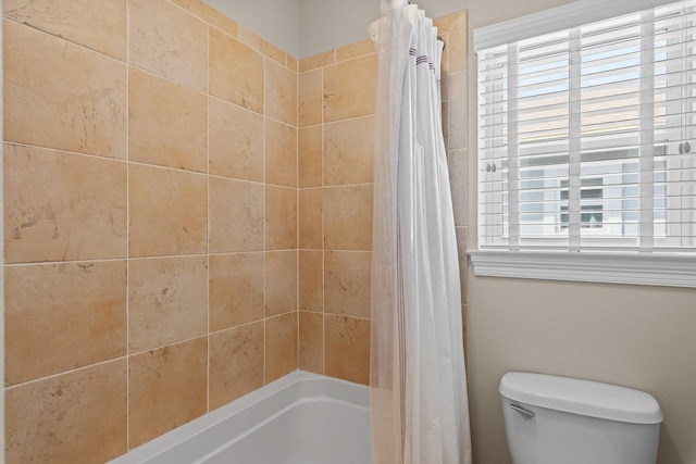 bathroom featuring toilet and shower / bath combo with shower curtain