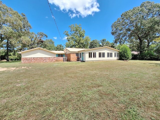 single story home with a front yard