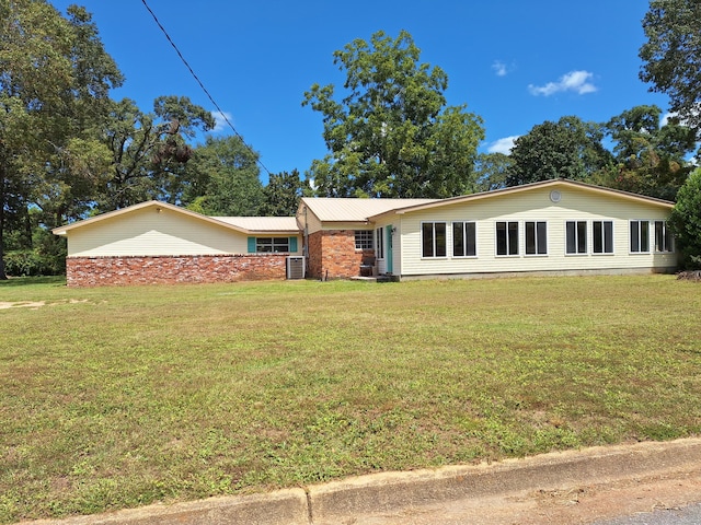 single story home with a front yard