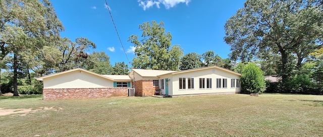 ranch-style home featuring a front lawn