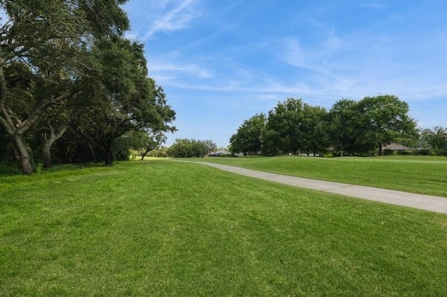 view of property's community featuring a lawn